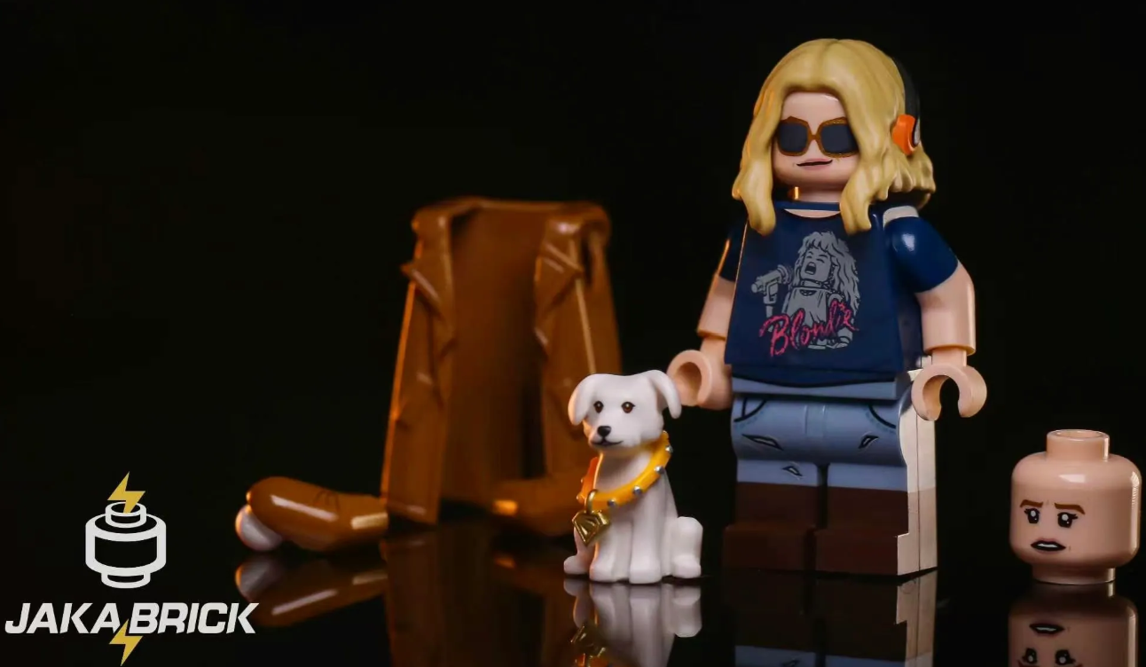 Jaka Supergirl & Krypto (Casual Outfit)
