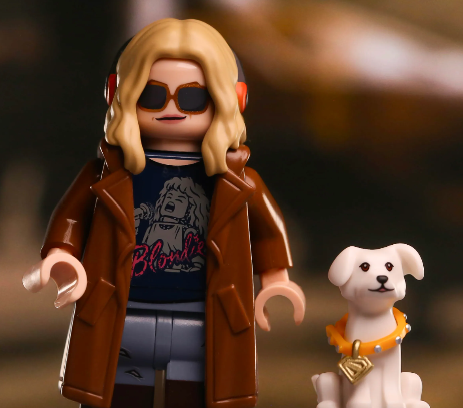 Jaka Supergirl & Krypto (Casual Outfit)